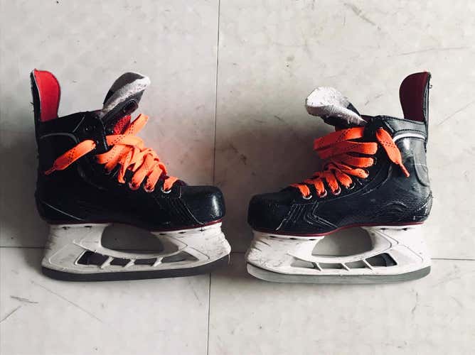 Junior Bauer Regular Width  Size 1 Vapor X500 Hockey Skates