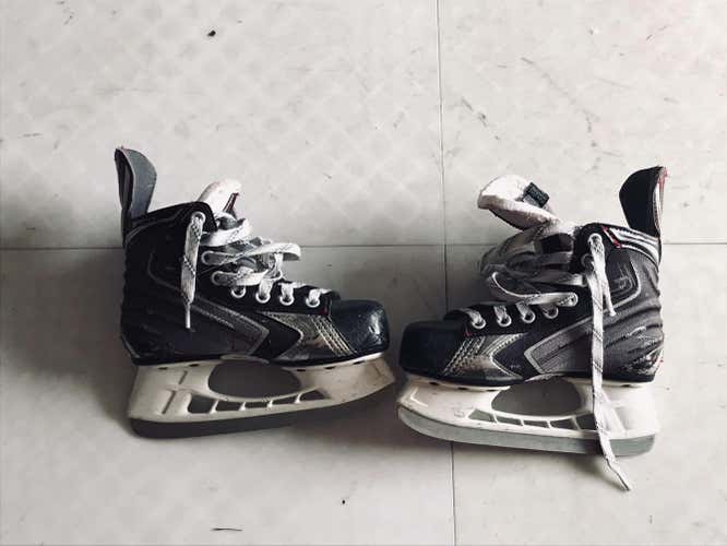 Youth Bauer Regular Width  Size 13.5 Vapor X60 Hockey Skates