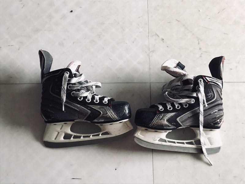 Youth Bauer Regular Width  Size 13.5 Vapor X60 Hockey Skates