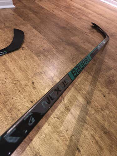 Mercyhurst Custom: Intermediate Right Handed Mid Pattern Pro Stock Nexus 2N Pro Hockey Stick