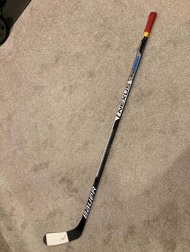 Senior Right Handed Mid Pattern Nexus 2900 Hockey Stick