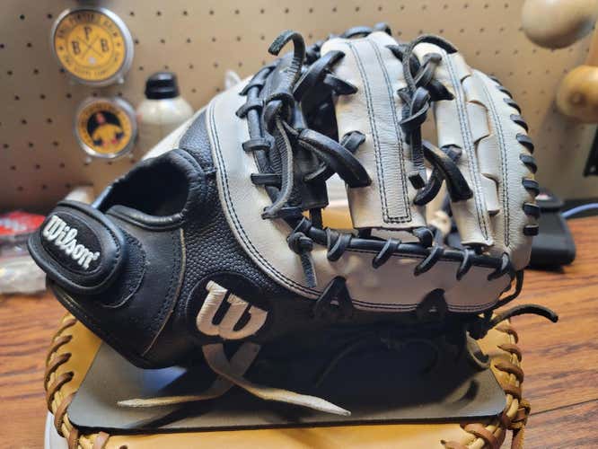 Used Wilson Right Hand Throw A2000 Softball Glove 12"