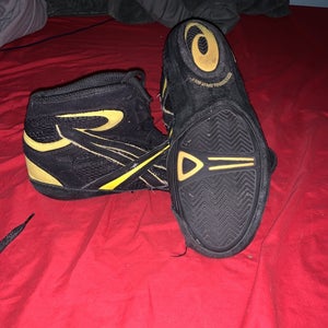 *RARE* Used Black and Gold Asics P1