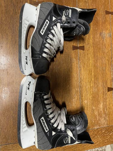 Senior Bauer Regular Width  Size 8.5 Supreme 7000 Hockey Skates