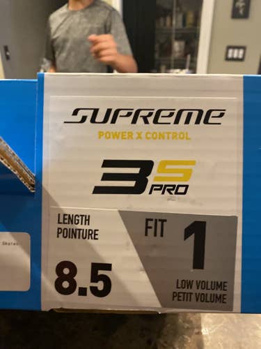 Senior Bauer Regular Width  Size 8.5 Supreme 3S Pro Hockey Skates