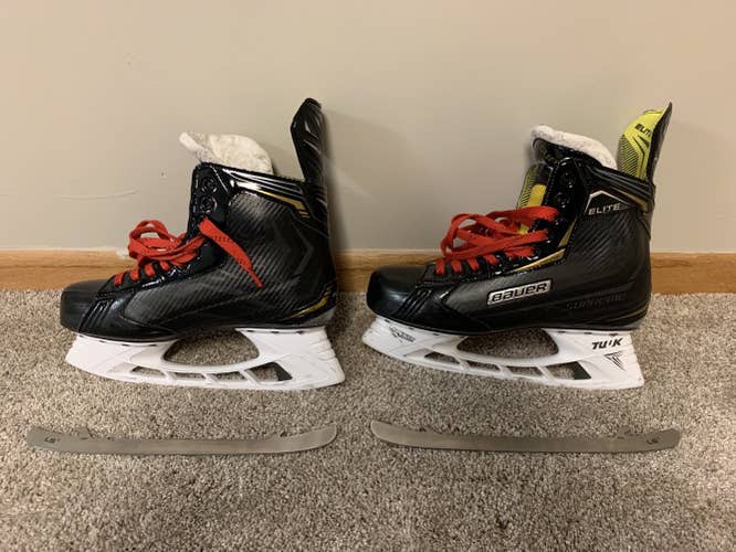 Senior Bauer Regular Width  Size 9.5 Supreme elite Hockey Skates