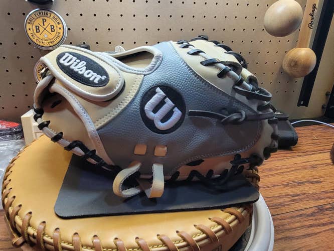New w/o tags Wilson Right Hand Throw Baseball Glove 33"