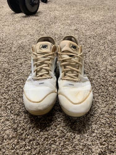 White New balance metal cleats//SIZE 10.5