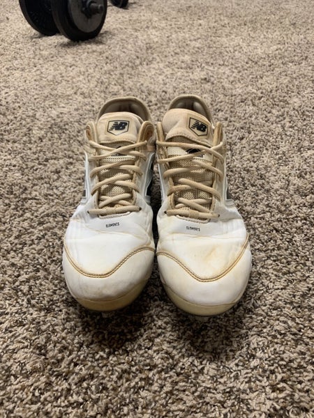 White New balance metal cleats//SIZE 10.5
