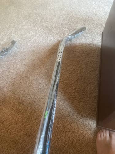 NEW Senior Right Handed 77 Flex P92M Mid Pattern  Nexus Geo Hockey Stick