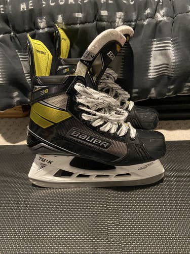 Senior Bauer Regular Width  Size 7.5 Supreme 3S Hockey Skates