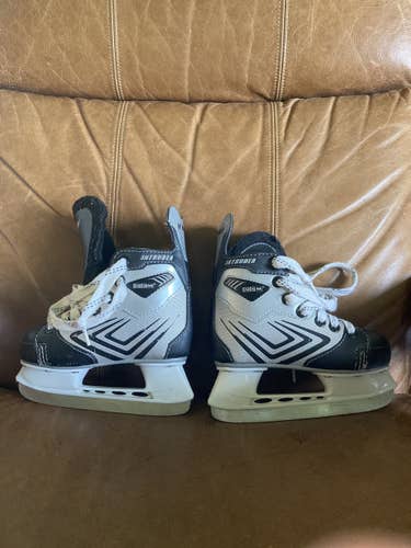 Youth CCM Size 10 Intruder Hockey Skates