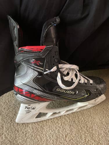 Senior Bauer Regular Width Pro Stock Size 9 Vapor 2X Pro Hockey Skates