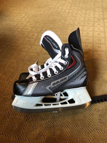 New Bauer Vapor x30 Regular Width Size 4 Hockey Skates