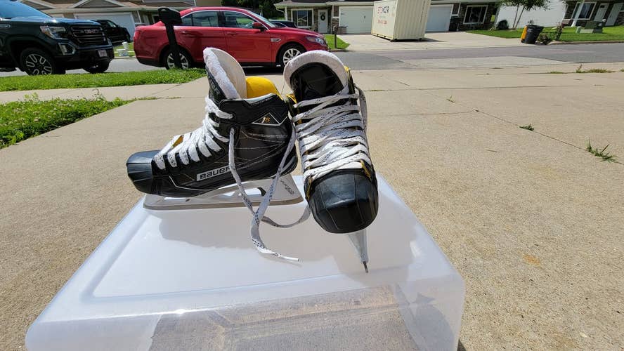 Junior Used Bauer Supreme 1S Hockey Goalie Skates Regular Width Size 4