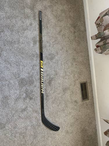 Senior Right Handed Mid Pattern Supreme 2S Pro Hockey Stick