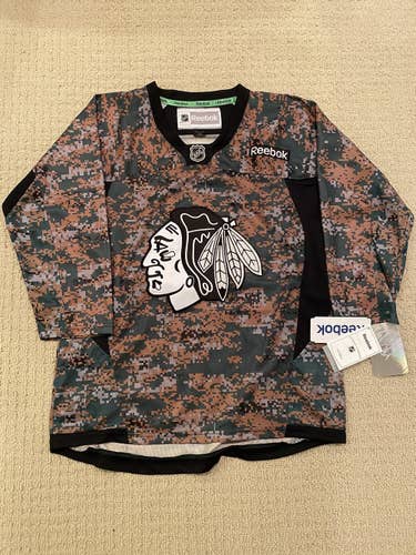 NEW REEBOK YOUTH CHICAGO BLACKHAWKS DIGITAL CAMOUFLAGE PRACTICE JERSEY - Size L/XL