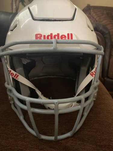 Used riddell speedflex youth Large, HAS BEEN RECONDITIONED new inside pads, needs new chin strap