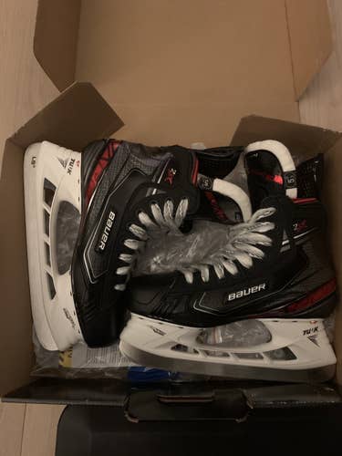 Junior Bauer Regular Width  Size 5.5 Vapor 2X Hockey Skates