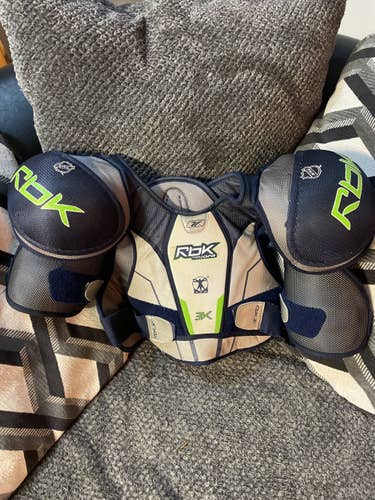RBK jofs sr small shoulder pads