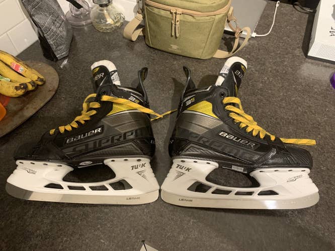 Senior Bauer Extra Wide Width  Size 8.5 Supreme 3S Pro Hockey Skates