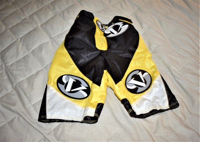 NEW - Savage BMX / MTN Bike Shorts w/Liner and Hip Pads, Yellow, Size 28