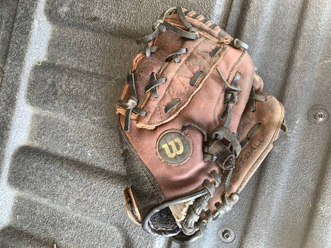 Brown Used Wilson Right Hand Throw a0450 Baseball Glove 10"