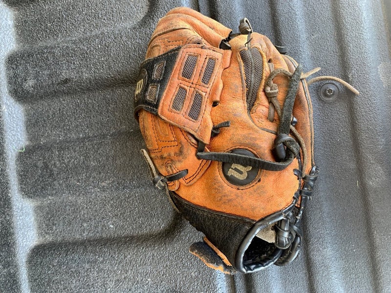 Brown Used Wilson Right Hand Throw a0425 Baseball Glove 10.5"
