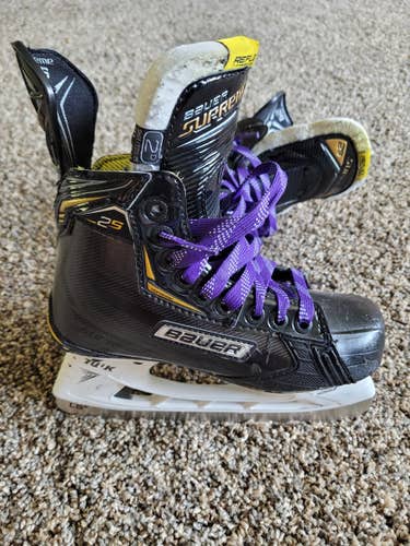 Junior Used Bauer Supreme 2S Hockey Skates Regular Width Size 2