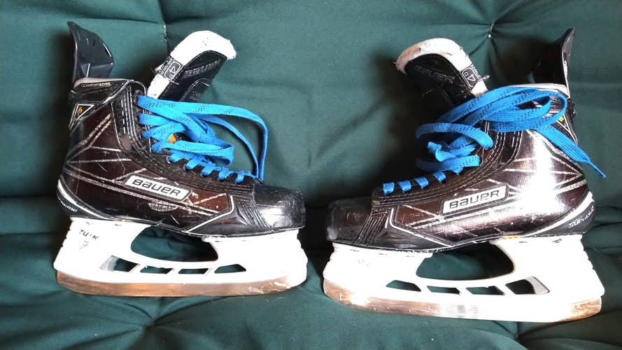 Junior Used Bauer Supreme 1S Hockey Skates Regular Width Size 4