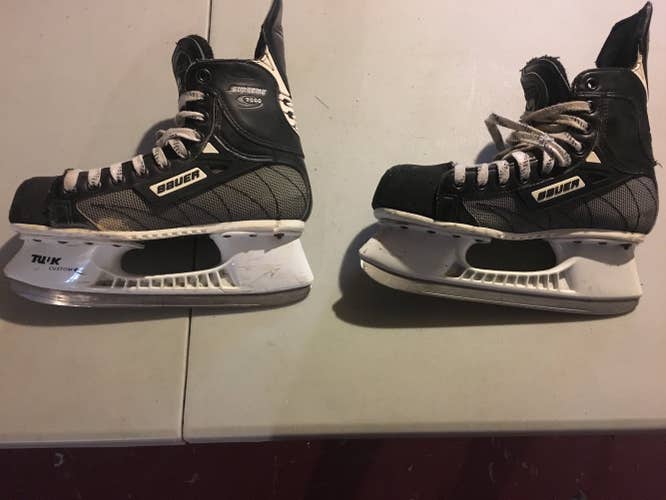 Junior Used Bauer Supreme 7000 Hockey Skates Extra Wide Width Size 5.5