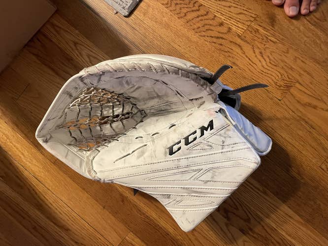 CCM E4.9 Goalie Glove White