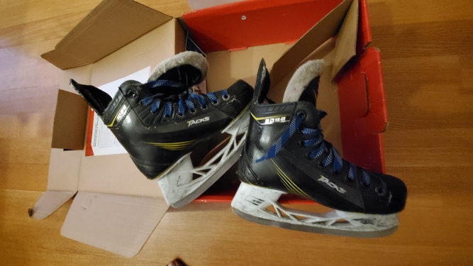 Junior Used CCM Tacks 3052 Hockey Skates Regular Width Size 2