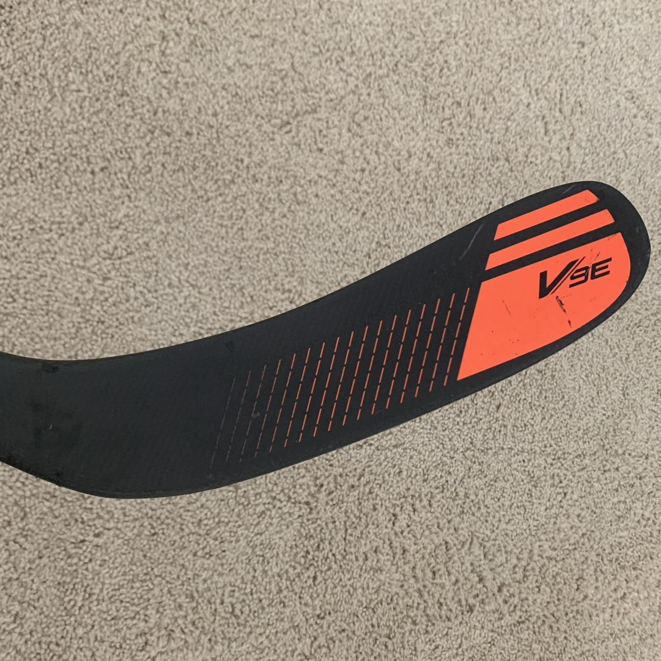 Easton V9 Grip Composite Hockey Stick Junior (Right, E36) : :  Sports, Fitness & Outdoors