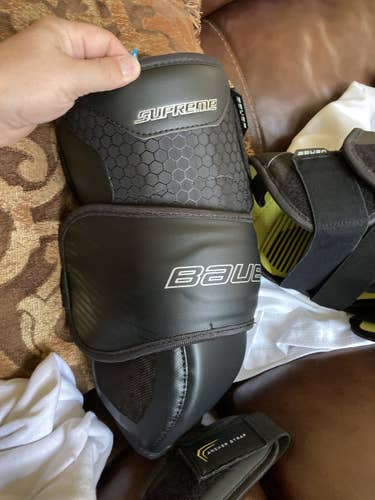 Used Bauer S18 sr knee protector