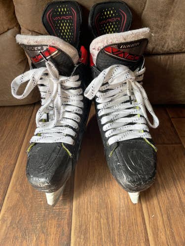 Senior Bauer Regular Width  Size 8.5 Vapor 2X Hockey Skates