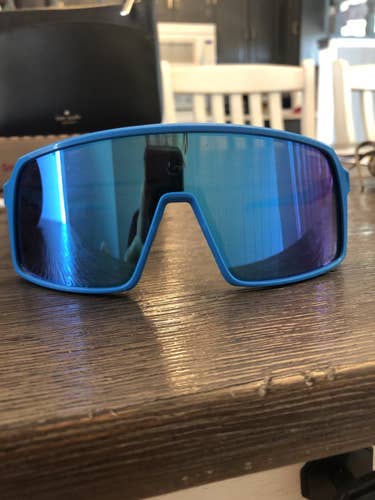 ALMOST BRAND NEW OAKLEY SUTRO SUNGLASSES