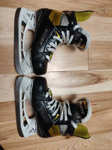 Junior Used Bauer Supreme 3S Hockey Skates Regular Width Size 1.5