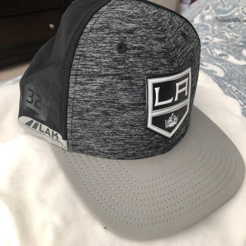 (J.Quick #32) LA Kings 20/21 Team Warm Up Hat Black New One Size Fits All SnapBack Hat