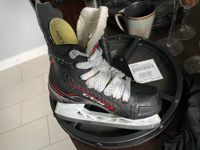 Youth Used CCM JetSpeed FT1 Hockey Skates Regular Width Size 12.5