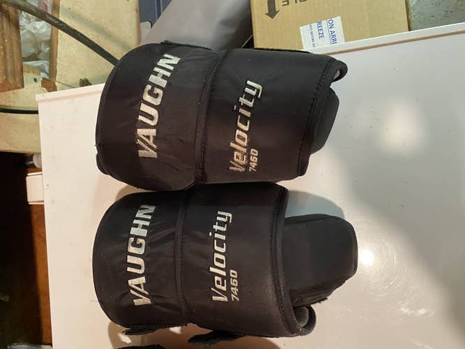 Vaughn velocity 7460 knee pads Senior