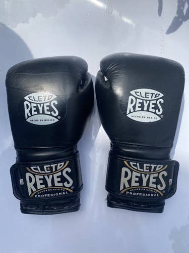Cleto Reyes boxing gloves