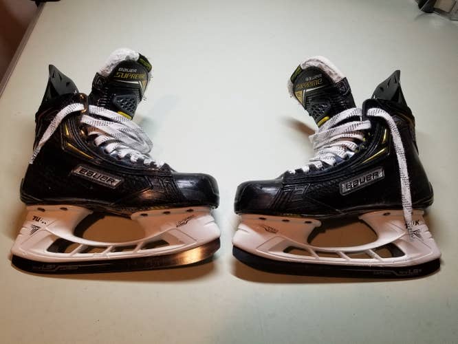 Used Junior Bauer Supreme 2S Pro Skates Size 4 D Excellent Condition