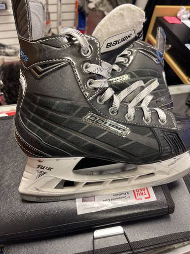 Junior Bauer Extra Wide Width Size 5.5 Nexus 5000 Hockey Skates