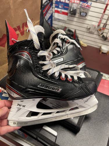 Junior Bauer Extra Wide Width Size 4 Vapor X600 Hockey Skates