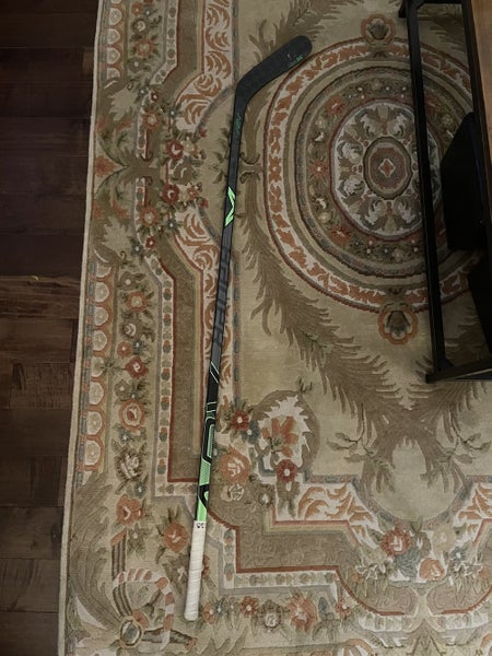 Senior Right Handed Mid Pattern Vapor ADV Hockey Stick