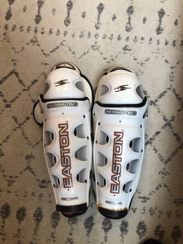 Senior Easton Synergy 900 Shin Pads