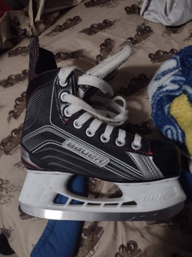 Youth Used Bauer Vapor X200 Hockey Skates Regular Width Size 1