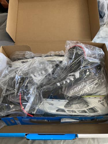 Senior Bauer Size 8 Vapor Hyperlite Hockey Skates