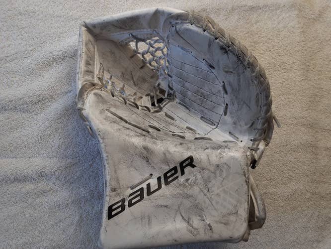 White Junior Used Bauer Regular Vapor X700 Catch Glove